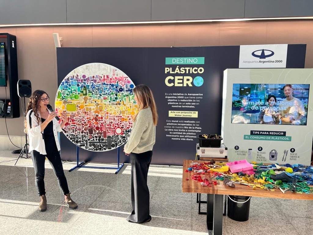 Mural de plásticos recuperados en una terminal de Aeropuertos Argentina, con la campaña Destino Plástico Cero