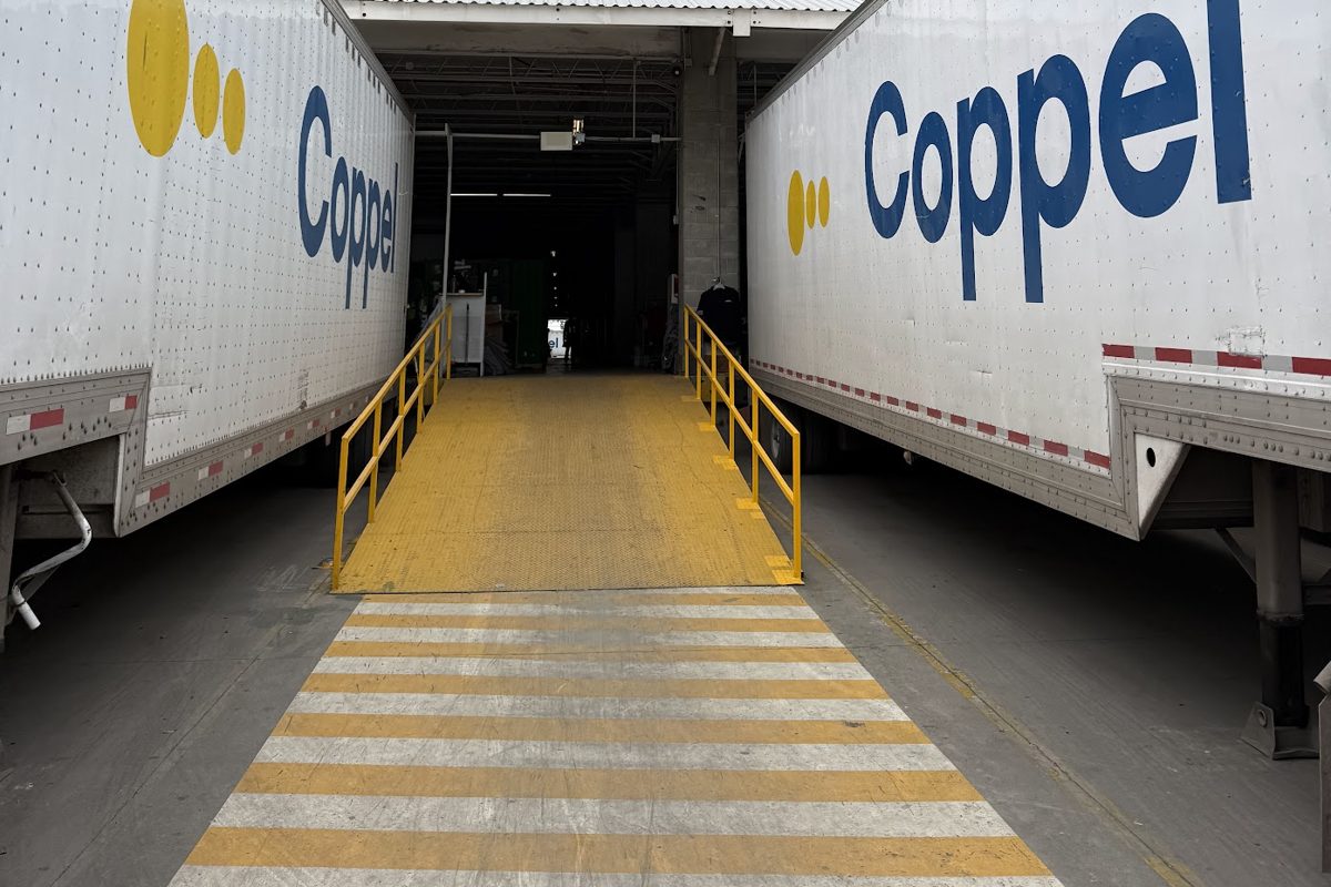 Camiones de Coppel en el centro de distribución